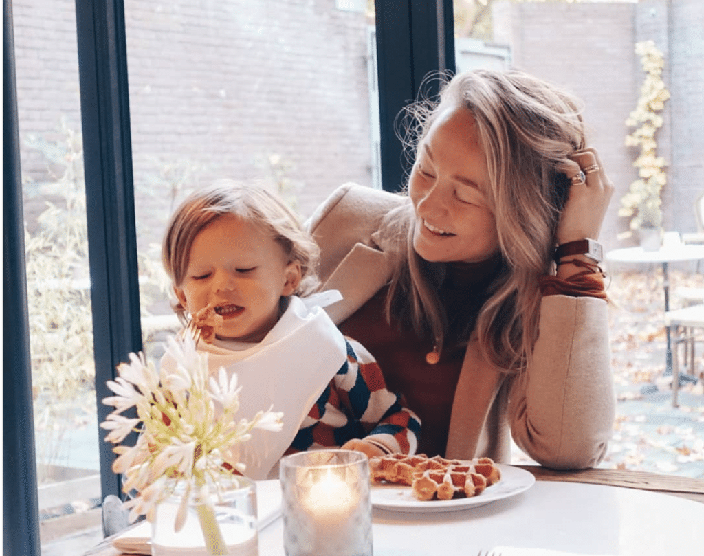 Carolien Spoor met zoon Otis