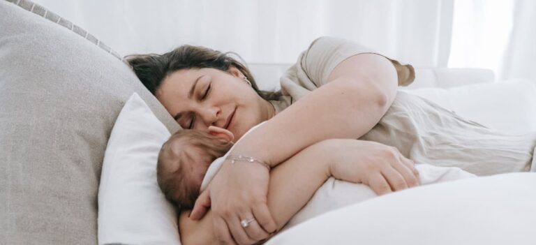 Waarom knuffelen met je baby zo belangrijk is