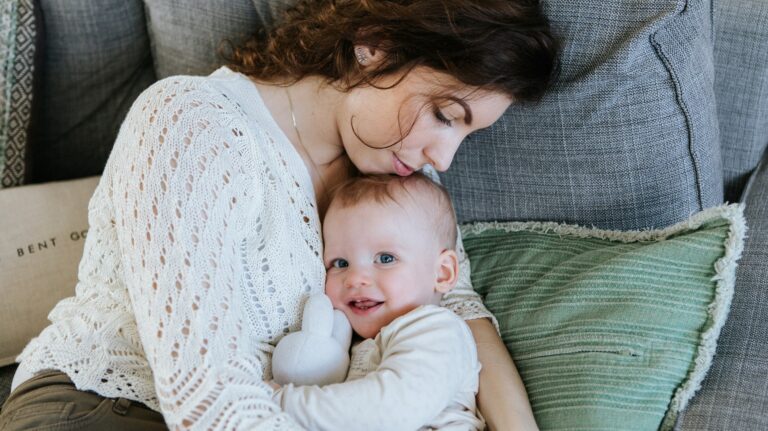 Jasmijns zoon was een huilbaby: 'Als ik eraan terugdenk, was het vooral een tijd van overleven'