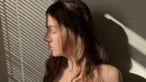 Angela laat vanwege gezondheidsklachten haar borstimplantaten verwijderen: 'Ik doe 't voor m'n kinderen'