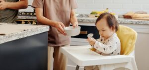 eerste hapjes baby leert eten