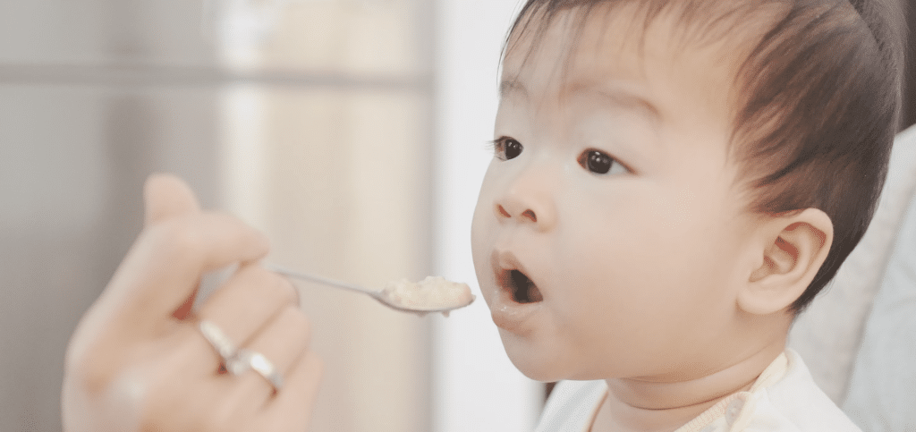 Voedingsschema 6 maanden: wanneer mag je baby wat eten?