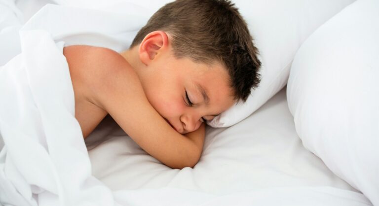 kind slapen hitte