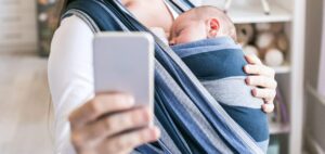telefoon smartphone verstoort gouden uur na bevalling