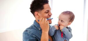 baby tanden poetsen (unsplash)