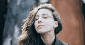 ademwerk zwangerschap breathwork (foto: Eli DeFaria via Unsplash)