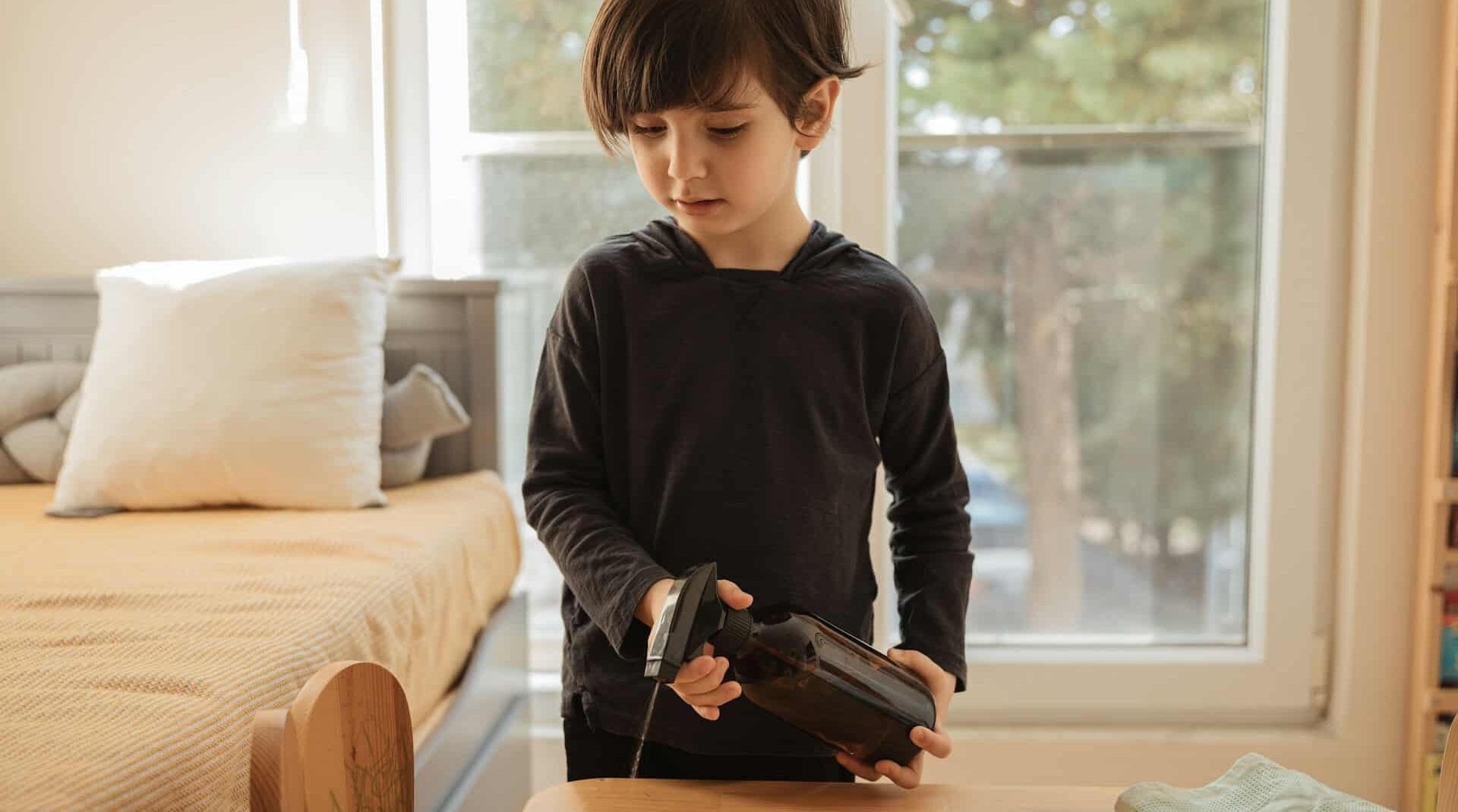 kind helpen opruimen in huis