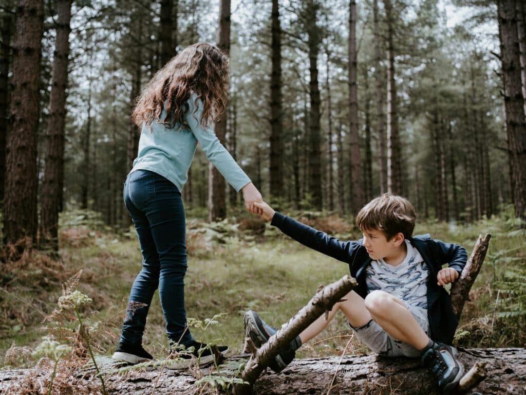 ruzie tussen broer en zus kinderen (foto: Annie Spratt via Unsplash)