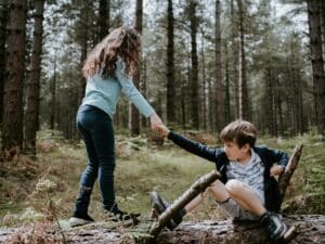 ruzie tussen broer en zus kinderen (foto: Annie Spratt via Unsplash)