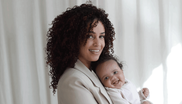 Sharon Doorson met dochter Avalyn (foto: Joyce Kamerbeek voor How About Mom boek)