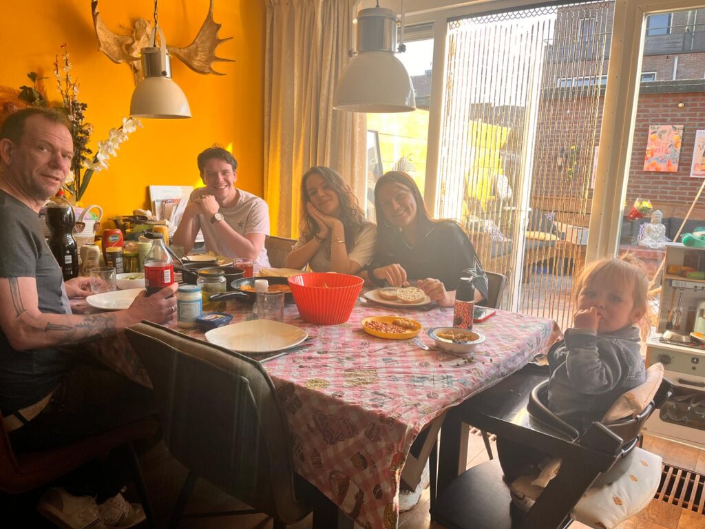 samengesteld gezin aan de eettafel