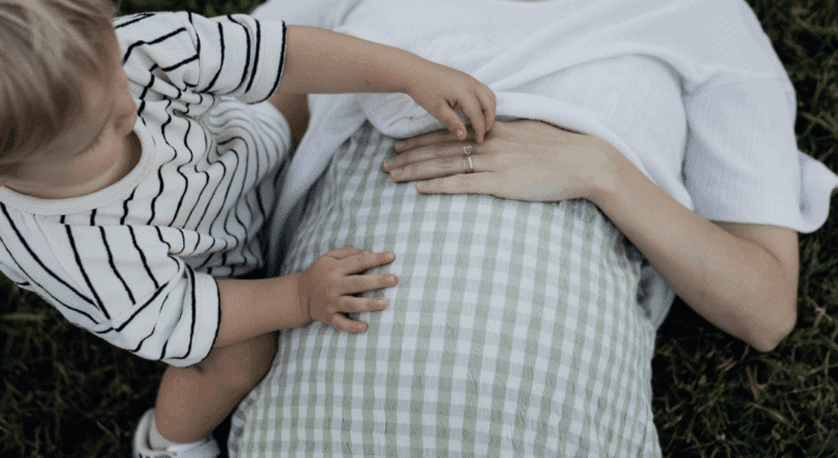 matrescence: de overgang naar moeder worden, ook wel moederteit (foto: Seljan Salimova via Unsplash)